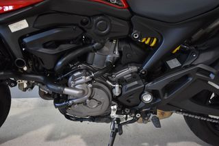 Ducati Monster 937 Roja y Negra