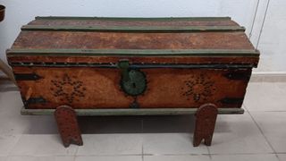 Baúl S XIX forrado madera y metal