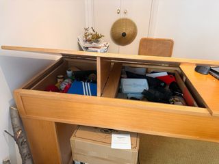 Scrivania in legno massello con supporto per disegno