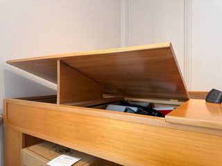 Scrivania in legno massello con supporto per disegno