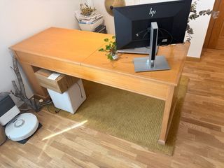 Scrivania in legno massello con supporto per disegno