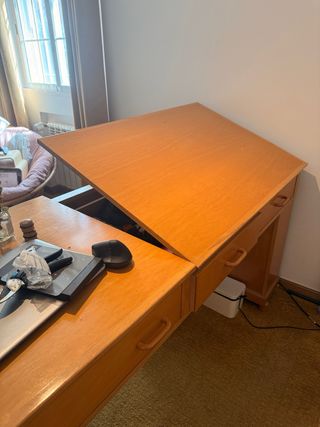 Scrivania in legno massello con supporto per disegno