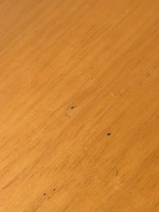 Scrivania in legno massello con supporto per disegno