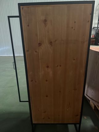 Vinoteca de madera y metal