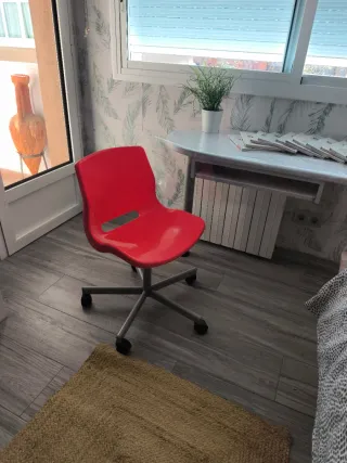 Silla de escritorio roja y gris