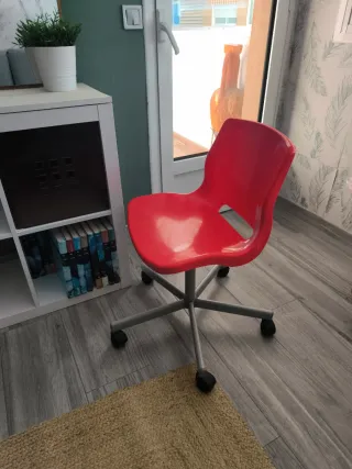 Silla de escritorio roja y gris