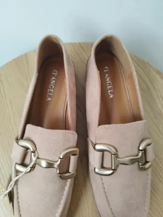 Mocasines beige con herraje dorado