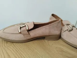 Mocasines beige con herraje dorado