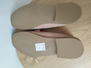 Mocasines beige con herraje dorado
