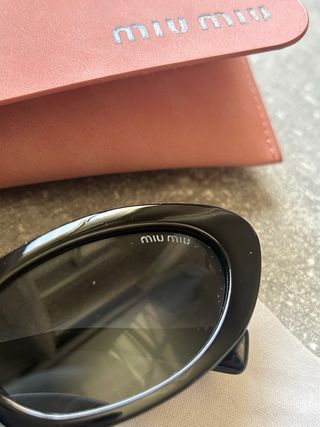 Gafas de sol Miu Miu negras