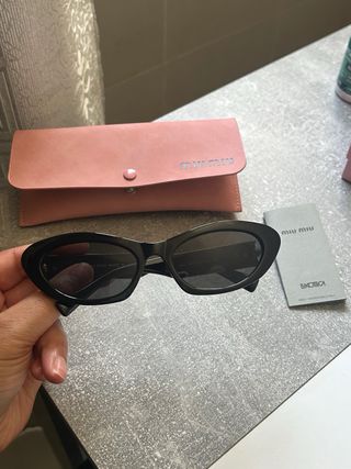 Gafas de sol Miu Miu negras