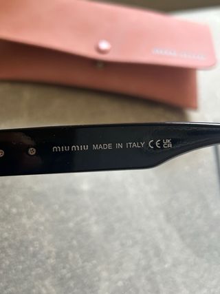 Gafas de sol Miu Miu negras