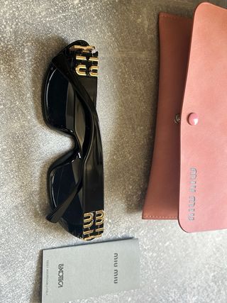 Gafas de sol Miu Miu negras