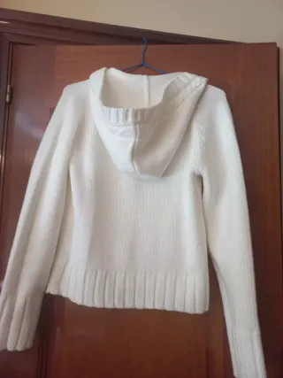 Chaqueta con cremallera y capucha