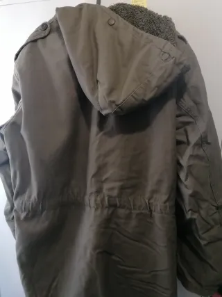 Chaqueta militar verde con capucha