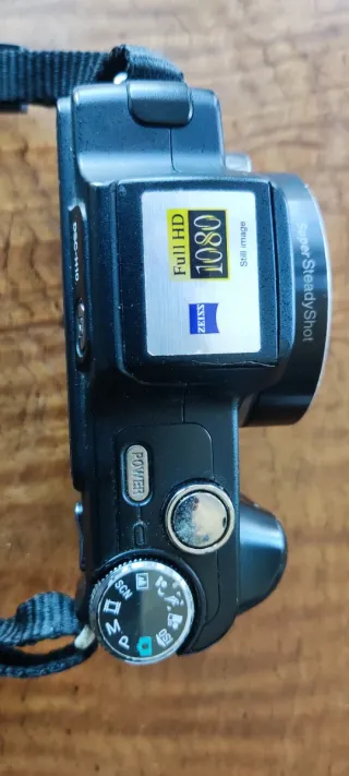 Cámara Sony Cyber-shot 8.1 MP Zoom 10x con trípode