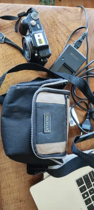 Cámara Sony Cyber-shot 8.1 MP Zoom 10x con trípode