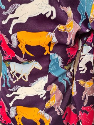 Blusa asimétrica Minueto caballos multicolor