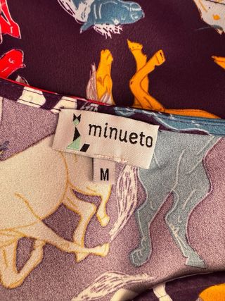 Blusa asimétrica Minueto caballos multicolor