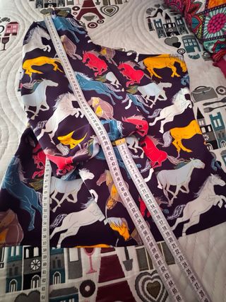 Blusa asimétrica Minueto caballos multicolor