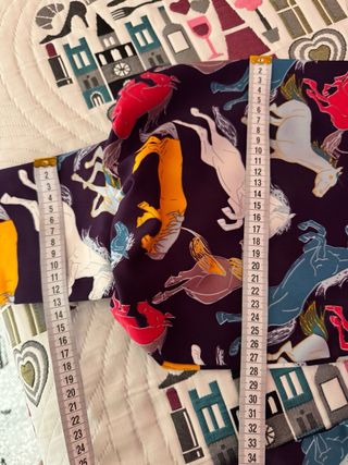 Blusa asimétrica Minueto caballos multicolor