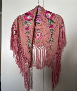 Mantoncillo bordado flores rosa fucsia