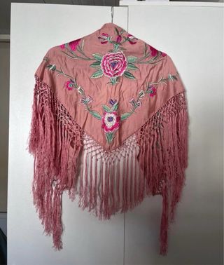 Mantoncillo bordado flores rosa fucsia