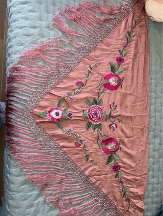 Mantoncillo bordado flores rosa fucsia