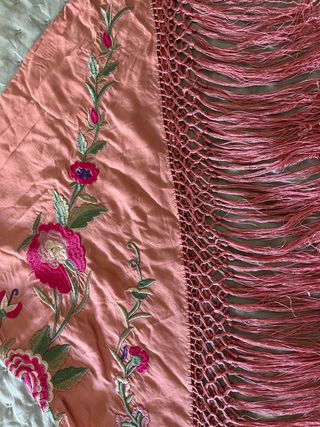 Mantoncillo bordado flores rosa fucsia