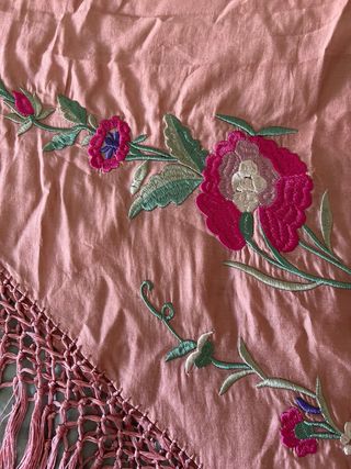 Mantoncillo bordado flores rosa fucsia