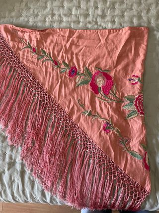 Mantoncillo bordado flores rosa fucsia