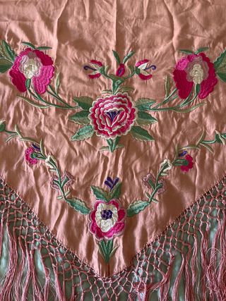 Mantoncillo bordado flores rosa fucsia