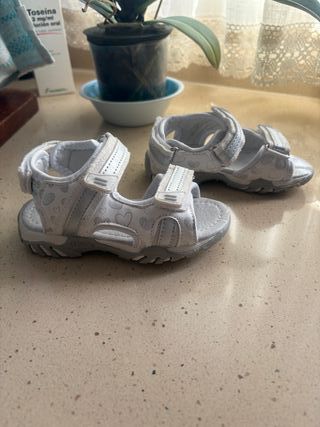 Sandalias blancas con detalle de pluma Talla25niña