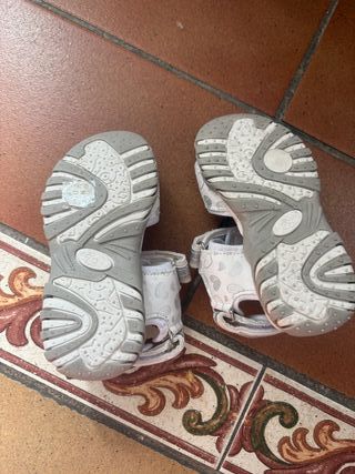 Sandalias blancas con detalle de pluma Talla25niña