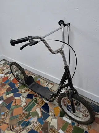 Patinete con ruedas grandes