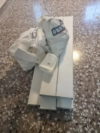 Tuberías y adaptadores de plástico blanco