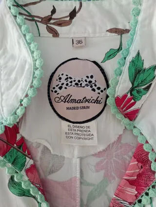 Blusa Almatrichi floral manga campana
