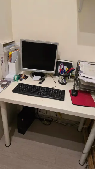 Mesa escritorio IKEA blanca patas metálicas