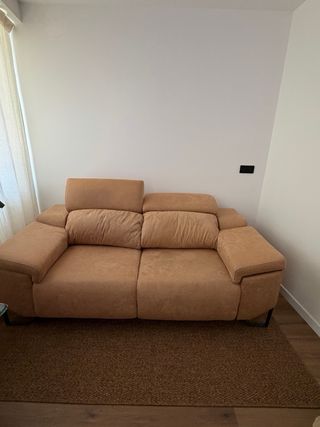Sofá de 2 plazas en tela color beige