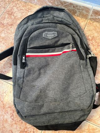 Mochila TERRAE gris con detalles rojos