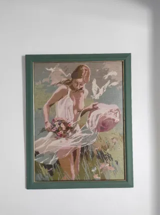 Cuadro de punto de una mujer con flores