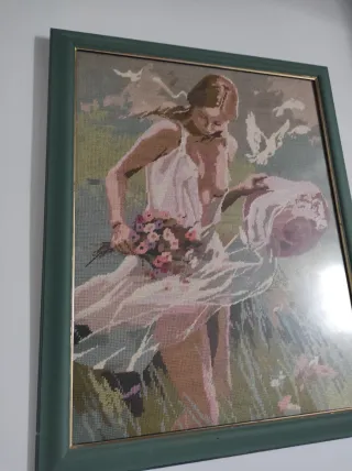 Cuadro de punto de una mujer con flores