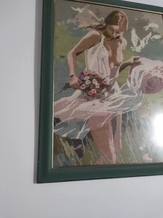 Cuadro de punto de una mujer con flores