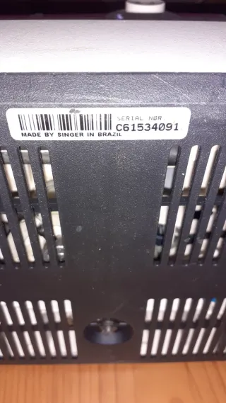 Máquina de coser Singer blanca