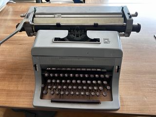 Máquina de escribir Olivetti gris