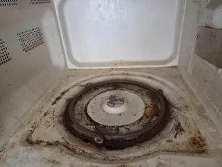 Microondas Whirlpool con puerta y zona de giro dañ