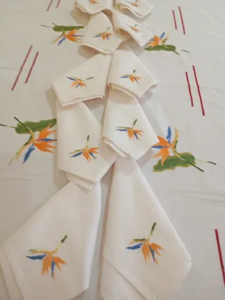 Mantelería bordada a mano flores Estrelitzia