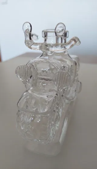 Botella de cristal con forma de moto
