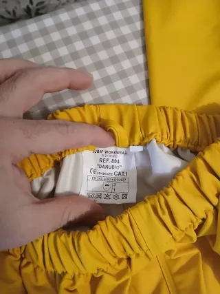 Pantalones impermeables amarillos