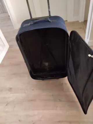 Maleta mediana azul con ruedas